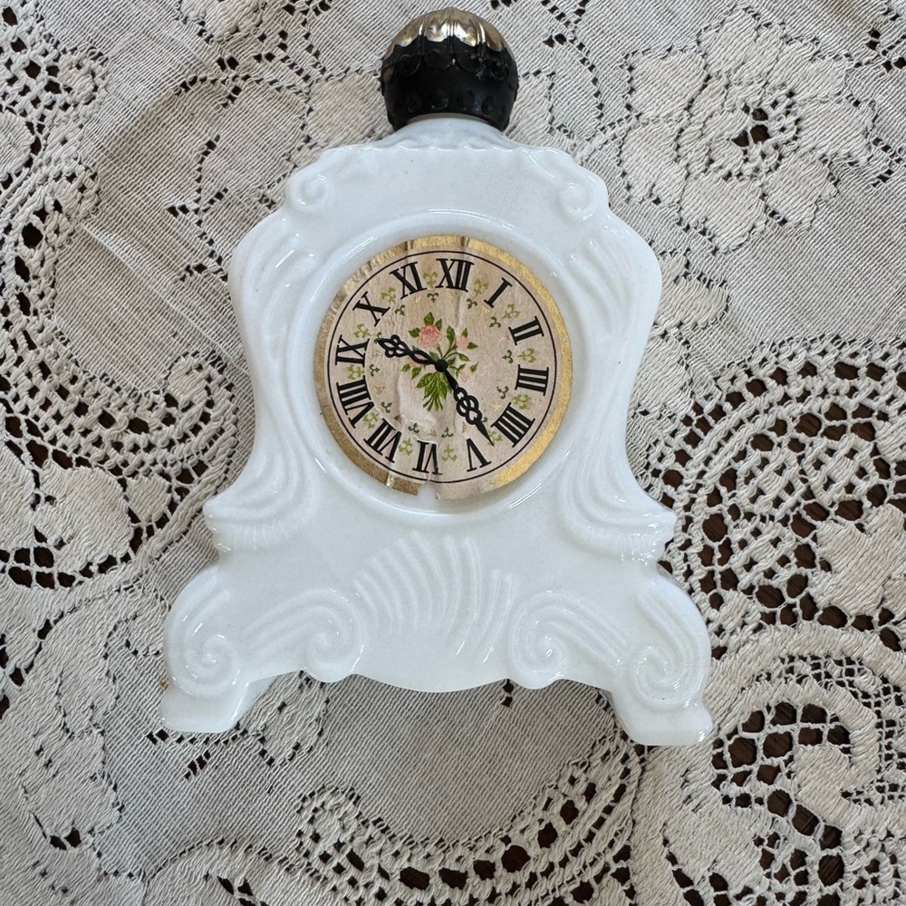 Avon Elegant White Vintage-Style Clock